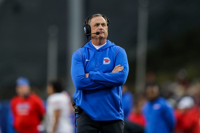Nov 20, 2021; Cincinnati, Ohio, USA; Southern Methodist Mustangs head coach Sonny Dykes during the first half against the Cincinnati Bearcats at Nippert Stadium